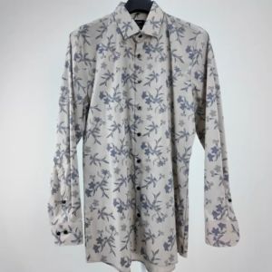 OLYMP No. Six Shirt เสื้อเชิ้ตผ้าเรียบลายพิมพ์ดอกไม้กราฟิก สีเบจ ทรงเข้ารูป ยืดหยุ่นได้ดี รีดง่าย SUMM24 เสื้อทำงาน เสื้อเชิ้ตทำงาน