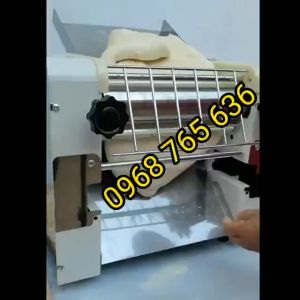 Máy cán bột mì làm đế bánh pizza size 30cm  Máy cán bột để bàn chạy điện gia đình