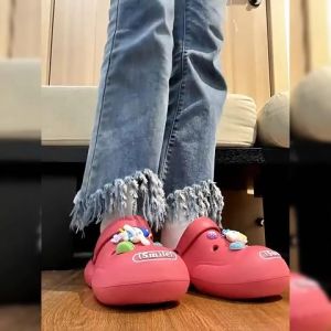 Wulove มาแรง2024 รองเท้าแตะหัวโตแฟชั่น ดีไซน์เรียบเก๋ ไม่เหมือนใคร ใครใส่ก็จึ้ง ตัวรองเท้าเบา ใส่สบาย ทนทาน ใส่ไปข้างนอกได้สะดวกไม่มีสะดุด แถมตัวติดการ์ตูนสุดทะเล้น น่ารักมากก บอกเลยว่าของมันต้องมี