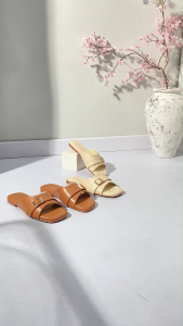 Sendal Wanita Flat Slip On Kekinian | Sandal Casual Modis Dengan Aksen Gesper