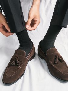 รองเท้าหนังผู้ชายสไตล์อังกฤษ รองเท้าลำลองแบบสวมสบาย ทรงหัวแหลม ด้านบนทำจากหนัง PU ด้านล่างทำจากยาง สีพื้น