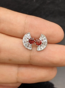 ต่างหูพลอยโกเมน( Garnet) รูปพัด สีแดง ประดับด้วยเพชร CZตัวเรือนเงินแท้ 92.5 % ชุบทองคำขาว สินค้ามีใบรับประกัน