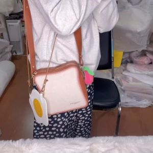 กระเป๋าหนัง ขนมปังไข่ดาว น่ารักสุดๆ แถมพวงกุญแจ (ขอคละแบบ) ราคาเท่าๆ ด้วย Code 7641