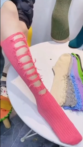 Tất Rách Phong Mới Cách Mới Lạ Với Chất Liệu Mềm Mại Cùng Nhiều Màu Sắc Tha Hồ Cho Bạn Lựa