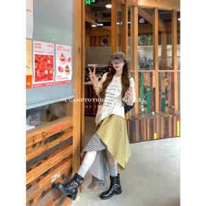 กระโปรงสั้นลายสก็อตทรงหลวมเอวสูง กระโปรงทรงเอผู้หญิงฤดูร้อน ดีไซน์ไม่สมมาตร 3 ชั้น กระโปรงสั้นผ้าผสมโพลีเอสเตอร์