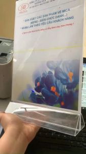 Menu  mica A4 loại dọc đế trắng tam giác