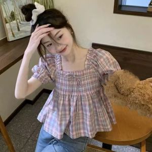 เสื้อเชิ้ตแขนสั้นคอเหลี่ยมผ้าฝ้ายลายสก็อตสไตล์ฝรั่งเศสสำหรับผู้หญิงไซส์ใหญ่ในช่วงฤดูร้อน เสื้อผ้าแฟชั่นที่ทำให้ดูสง่างามและกระชับสัดส่วน