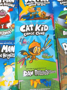 หนังสือ Dog Man และ Cat Kid Comic Club เป็นหนังสือการ์ตูนแนวตลก