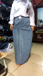 ROK SMP\\SMA ABU-ABU SPAN BELAH 1 BAHAN TWIS HALUS LICIN DAN MEWAH REAL FICTURE TERLARIS 2025\\n\\nSetelan seragam sekolah SMA/SMK baju putih panjang dan rok span belah satu atau rempel atas full bahan twis reel ficture terlaris.\\n\\n Setelan Seragam Sekolah SMA/SMK Baju Putih Panjang & Rok Span Belah Satu\\n\\n Model Rok SMP/SMA Abu-abu Span Belah 1\\n\\nRok sekolah abu-abu span belah satu adalah pilihan populer bagi siswa sekolah menengah. Dengan desain yang elegan dan modern, model ini cocok untuk berbagai acara sekolah dan kegiatan ekstrakurikuler.\\n\\n Bahan Twis Halus Licin & Mewah\\n\\nBahan twis halus licin memberikan rasa nyaman saat dipakai dan tampilan mewah. Bahan ini juga mudah dirawat dan tahan lama, menjadikannya pilihan ideal untuk seragam sekolah.\\n\\n Desain Rok Span Belah Satu\\n\\nDesain rok span belah satu memberikan tampilan yang anggun dan elegan. Model ini cocok untuk berbagai bentuk tubuh dan dapat disesuaikan dengan berbagai gaya pakaian.\\n\\n Rok SMP/SMA Coklat Span Belah 1 Bahan High Twis Reel Ficture Murah & Terlaris\\n\\n Model Rok SMP/SMA Coklat Span Belah 1\\n\\nRok sekolah coklat span belah satu adalah pilihan populer lainnya bagi siswa sekolah menengah. Model ini cocok untuk berbagai acara sekolah dan kegiatan ekstrakurikuler.\\n\\n Bahan High Twis Reel Ficture\\n\\nBahan high twis reel ficture memberikan rasa nyaman saat dipakai dan tampilan mewah. Bahan ini juga mudah dirawat dan tahan lama, menjadikannya pilihan ideal untuk seragam sekolah.\\n\\n Desain Rok Span Belah Satu Murah & Terlaris\\n\\nDesain rok span belah satu murah dan terlaris memberikan tampilan yang anggun dan elegan. Model ini cocok untuk berbagai bentuk tubuh dan dapat disesuaikan dengan berbagai gaya pakaian.\\n\\n Perbandingan Rok Sekolah Abu-abu & Coklat\\n\\n Perbedaan Model Rok SMP/SMA Abu-abu & Coklat\\n\\nModel rok sekolah abu-abu dan coklat memiliki perbedaan dalam warna dan tampilan. Model abu-abu memberikan tampilan yang elegan dan modern, sementara model coklat memberikan tampilan yang hangat dan ramah.\\n\\n Perbedaan Bahan Twis Halus Licin & High Twis Reel Ficture\\n\\nBahan twis halus licin dan high twis reel ficture memiliki perbedaan dalam tekstur dan kualitas. Bahan twis halus licin memberikan rasa nyaman saat dipakai dan tampilan mewah, sementara bahan high twis reel ficture memberikan rasa nyaman saat dipakai dan tampilan mewah.\\n\\n Perbandingan Harga Rok SMP/SMA Abu-abu & Coklat\\n\\nHarga rok sekolah abu-abu dan coklat berbeda-beda tergantung pada bahan dan desain. Model abu-abu biasanya lebih mahal dibandingkan model coklat, tetapi keduanya menawarkan nilai baik dalam hal kualitas dan tampilan.\\n\\nDalam rangka memenuhi kebutuhan siswa sekolah menengah, kami menyediakan berbagai pilihan rok sekolah dengan desain dan bahan yang berbeda. Dengan mempertimbangkan faktor-faktor seperti warna, tekstur, dan harga, Anda dapat menemukan pilihan yang sesuai dengan kebutuhan dan preferensi Anda.\\n\\n[Keywords]: ['ROK COKLAT TERLARIS', 'ROK PANJANG SETELAN SERAGAM', 'ROK SEKOLAH BAHAN TWIS', 'ROK SMP SMA ABU-ABU', 'ROK SPAN BELAH SATU']\"\n}