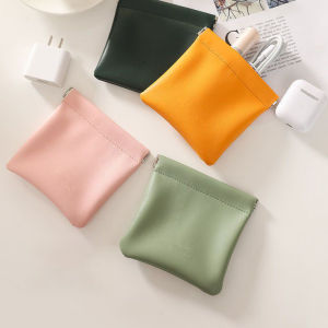 Mini Pouch Make Up Portable Tas Penyimpanan Lipstik Tahan Air - 💞Margot\\n\\n Fitur Utama\\n\\nMini Pouch Make Up Portable Margot adalah tas kosmetik portabel yang modis, praktis, dan ramah lingkungan. Dengan fitur penyimpanan otomatis dan penutupan otomatis, tas ini memudahkan Anda dalam menyimpan dan membawa barang-barang kosmetik favorit Anda. Selain itu, desain segar dan lucu menjadikan tas ini sebagai pilihan yang sempurna untuk menemani Anda dalam berbagai kesempatan.\\n\\n Desain Novel\\n\\nDengan desain bodi utama tanpa partisi, tas ini memberikan ruang penyimpanan yang luas untuk memenuhi kebutuhan Anda. Selain itu, tas ini dilengkapi dengan lembaran besi galvanis berkualitas tinggi di bagian dalam bukaan, yang tidak mudah berkarat atau berubah bentuk, tahan lama, dan dapat menutup secara otomatis. Membukanya juga sangat nyaman.\\n\\n Bahan Berkualitas Tinggi\\n\\nTas Penyimpanan Lipstik Tahan Air Margot terbuat dari bahan PU berkualitas tinggi, yang tahan air, lembut dan nyaman. Bahan ini memastikan tas ini tahan lama dan aman untuk menyimpan barang-barang kosmetik Anda. Anda dapat membawa beberapa kebutuhan sehari-hari, uang receh, dan kunci dengan mudah.\\n\\n Kesempatan Penggunaan\\n\\nMini Pouch Make Up Portable Margot cocok untuk berbagai kesempatan seperti hadiah, kencan, liburan, perjalanan, belanja, pertemuan, pakaian sehari-hari, pekerjaan, sekolah, dan lainnya. Tas ini dapat digunakan sebagai Tas Kosmetik untuk Earphone, Tempat Pembalut Kabel Data, atau Mini Pouch Make Up Portable.\\n\\n Spesifikasi & Detail\\n\\nBerikut adalah spesifikasi dan detail dari tas ini:\\n\\n* Ukuran Produk: 12 x 11 x 0,5 cm\\n* Paket Termasuk: 1 x Tas Penyimpanan\\n\\nTas Penyimpanan Lipstik Tahan Air Margot adalah pilihan yang sempurna untuk menemani Anda dalam berbagai kesempatan. Dengan desain modis, portabel, penyimpanan otomatis, penutupan otomatis, segar, dan lucu, tas ini menjadi solusi ideal untuk memenuhi kebutuhan kosmetik Anda. Jangan ragu untuk mencoba dan merasakan sendiri kualitas dan kepraktisan dari tas ini!\n}