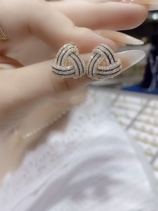 Dongda Gate Hollow Triangle Ear Studs 2025 New Trendy Small High-End Geometric Earrings Womens Fashion Jewelry Accessories