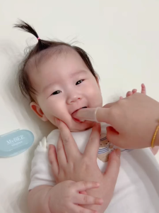 RƠ LƯỠI MYBEE - MOTHER-K SILICON FINGER TOOTHBRUSH CHO BÉ TỪ 3M+ HÀN QUỐC