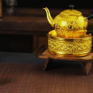 กาน้ำสไตล์ไทย กาน้ำในร้านอาหาร กาต้มน้ำ กาน้ำชา กาน้ำชาประดับตกแต่งบนโต๊ะ กาน้ำชาพร้อมถาดทรงกลมเก็บของได้