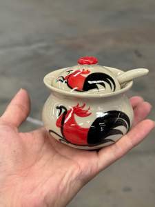 APPN (1เซ็ทแบบ2ใบ มีคลิปรีวิว) ถ้วย ถ้วยใส่เครื่องปรุง ถ้วยพริกน้ำปลา ถ้วยน้ำปลาพริก ถ้วยใส่น้ำตาล ตราไก่ ตราไก่แท้ มีฝาปิดกันฝุ่น มีช้อนให้ครบ วัสดุเซรามิก ไซส์S เบอร์3“ ตกแต่งบ้าน ร้านอาหาร คาเฟ่ ภัตตาคาร โรงแรม สินค้าพร้อมจัดส่ง (1246221219)