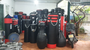 Bao cát đấm bốc boxing loại treo tường dài 70cm đến 120cm đã nhồi sẵn ruột tặng găng boxing rồng + băng đa boxing 3m - Dụng cụ tập đấm bốc boxing chuyên nghiệp