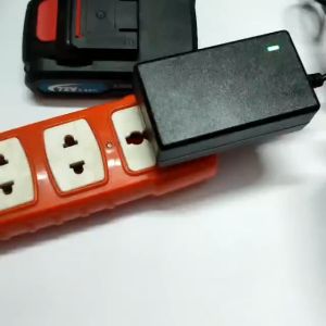 Combo sạc và pin 5 cell dùng cho máy khoan pin Makita Bosch