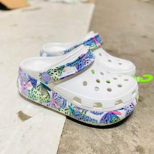 รองเท้าหัวโตของเด็ก crocs Puff Childrens Hole Shoes แม่และเด็ก เด็กชายและเด็กหญิง รองเท้าแตะชายหาดกันลื่นน้ำหนักเบา พื้นหนา