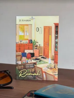 JS Khairien Rumah - Novel Menarik dengan Ilustrasi Rumah yang Hangat dan Nyaman untuk Dibaca