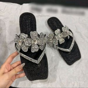 Milk shoes- Dép Kẹp Nữ Mũi Táo Kẹp Dây Đá Kết Hợp Quai Meca Ngang 3 Bông Hoa 4 Cánh Đá Sáng Lấp Lánh Đế Chống Trơn Trượt.