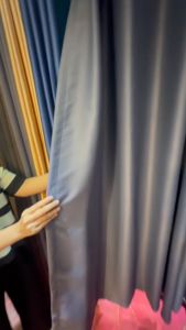 ผ้าม่านลายสีโอลีฟ ผ้าม่านตาไก่ ผ้าม่าน ม่านหน้าต่างประตู ผ้าม่านกันแสง ผ้าม่านทึบ ตกแต่งห้องโทนทึบ ม่านกั้นห้อง ฉากกันห้อง ผ้าสั่งตัด