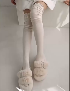 Tất Trơn Qua Gối Với Chất Liệu Mềm Mại Thoáng Mát Cùng Nhiều Màu Sắc Cho Chị Em Lựa Chọn Cực Kỳ Xinh Xắn