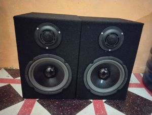 Speaker pasif 6 inci sepasang woofer subwoofer hitam dengan dua driver di setiap unit.