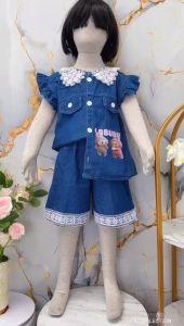 Setelan Jeans Denim Labubu Anak Perempuan Usia 3-12 Tahun | Pakaian Anak Cewek Baju Kemeja Denim Lengan Pendek Bahu Rempel Variasi Krah Renda Motif Labubu Kombinasi Celana Jeans Pendek Renda | Setelan Labubu Viral Denim Anak Cewek Model Terbaru