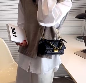 TAS SELEMPANG WANITA IMPORT / TAS SELEMPANG WANITA FASHION / TAS BAHU WANITA IMPORT / TAS SELEMPANG WANITA TERBARU DAN KEKINIAN