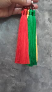 ขั้วลูกปัดแก้ว พู่แฝด มีรูปดอกบัวสีเงินประดับ ความยาวประมาณ 18 cm ใช้งานตกแต่งทั่วไป