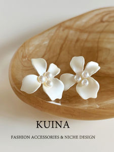 kuina | Elegant White Pearl Flower Earrings