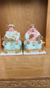 Tượng Thần Tài Thổ Địa Mẫu Ngồi Ghế Bằng Đá Nhập Khẩu Cao Cấp Màu Xanh Lá 2 Cỡ Cao 22cm Và 24cm.