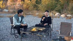 90*90 ซม. กลางแจ้งเตาผิงตารางตั้งแคมป์ป่าโต๊ะอาหารขาสูงตารางบาร์บีคิวกับเสาไฟมัลติฟังก์ชั่แม่แบบรอบโต๊ะกลางแจ้งแบบพกพาตั้งแคมป์ปิกนิกบาร์บีคิว IGT รวมโต๊ะพับเก็บง่ายสำหรับการจัดเก็บ