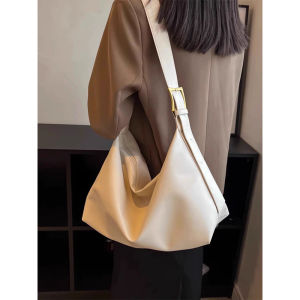 กระเป๋าสะพายข้างหนังนิ่มสไตล์ย้อนยุคสำหรับผู้หญิง 2025 กระเป๋าสะพายข้างแบบถือได้สำหรับนักเรียนวิชาการใหม่ กระเป๋าถือสำหรับเดินทางที่หลากหลาย