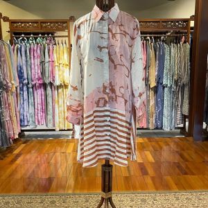 Donna Tunik by Dian Pelangi LIMITED EDITION Blouse Baju Atasan Kemeja Blus Outfit Casual Formal Kerja Kantor Pesta Pernikahan Kondangan Wanita Hijaber Cantik Anggun Modis Modern Elegan Mewah Model Korea Terbaru Motif Batik Abstrak Hand Made Kekinian