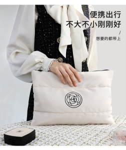 WE 3879 = 手拿化妆包 Holding a makeup bag