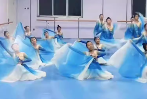 Childrens Group Dance "Source" Dance a Big River Fan Gauze Dance Blue Dance Fan Gradient Watch Show Props