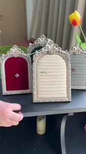 1PC Phong Cách Châu Âu Nhựa Vàng Hình Vòm Trang Sức Đế Trưng Bày Hoa Văn 3D Để Bảo Quản Trang Sức Và Trưng Bày Phong Cách Hiện Đại