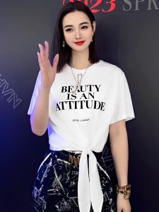 เสื้อยืดแขนสั้นสีขาวสำหรับผู้หญิงในช่วงฤดูร้อนปี 2025 สไตล์เกาหลีใหม่พิมพ์ตัวอักษรแบบผูกโบว์ลำลองสั้นเทรนดี้