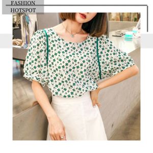 NDDshop มาใหม่พร้อมส่ง🎉 เสื้อคอกลมลายดอกไม้ เสื้อผ้าแฟชั่นผู้หญิง รุ่นนี้ detail ดอกไม้สวยมาก ใส่ได้ทุกโอกาสไม่มีพลาดมากนะ เริ่ดไม่ไหว🎀