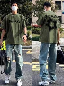 เสื้อยืดแขนสั้นคอตตอนผสมผงฟิลเลอร์ลายตัวอักษรสตรีทสไตล์อเมริกันสำหรับผู้ชาย ทรงหลวม สีเขียวทหาร แฟชั่นฤดูร้อน เสื้อยืดคอกลม
