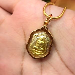 จี้พระหลวงพ่อรวย องค์ทอง ด้านหลังพญาไก่ ขนาด 1.5x2.3 cm ชุบทอง เสริมเมตตามหานิยม โชคลาภ จี้ทอง เสริมดวง งานสวยพร้อมบูชา