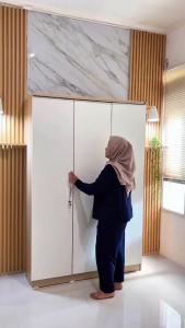 PIRA METROPOLIS OX -  ARUNA 3PS LK Lemari Pakaian 3 Pintu / Lemari Baju Full Rak dengan Loker Penyimpanan