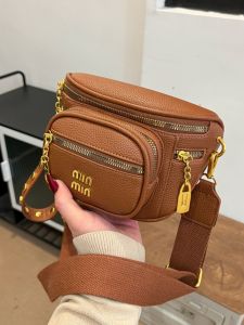 Niche Design Womens Crossbody Chest Bag Multi-Layer Commuter Shoulder Bag Fashionable Casual Handbag for Middle-Aged And Elderly