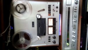 Máy nghe nhạc cổ băng từ những năm 75