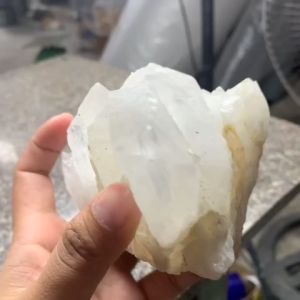 1 viên đá thạch anh trắng tự nhiên dùng làm trang trí decor thanh tẩy ( đá thật chuẩn việt )k105 650g