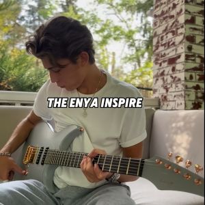 Enya Inspire Ozeilzinho 39 นิ้ว กีตาร์ไฟฟ้า กีตาร์ไฟฟ้าคาร์บอนไฟเบอร์อัจฉริยะ พร้อมลำโพงไร้สาย 15 วัตต์ โทนเสียงที่แตกต่างกัน 20 แบบ พรีเซ็ตในตัว สายชาร์จ ปิ๊ก และกระเป๋าใส่กีตาร์