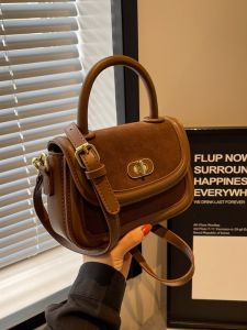 กระเป๋าสะพายข้างทรงสี่เหลี่ยมเล็กแบบหนัง PU สำหรับผู้หญิง กระเป๋าสะพายข้างแบบสะพายไหล่เดียวแบบอเนกประสงค์ กระเป๋าถือสไตล์ย้อนยุค แฟชั่น 2024 ใหม่