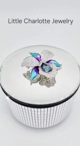 เข็มกลัดคริสตัล Crystals from Swarovski รูปดอกกล้วยไม้ Orchid Brooch