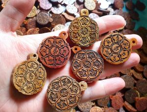 Vòng mặt gỗ khắc mật chú "Om mani padme hum". Gỗ xà cừ đeo nhẹ chất gỗ tốt bền đẹp!