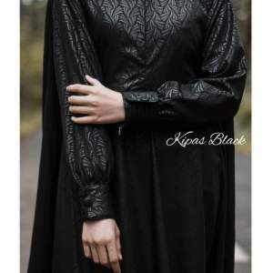 Gamis hermosa embos motif kipas bahan wolfis warna hitam-gamis syari hitam pekat premium umbrella 4 meter